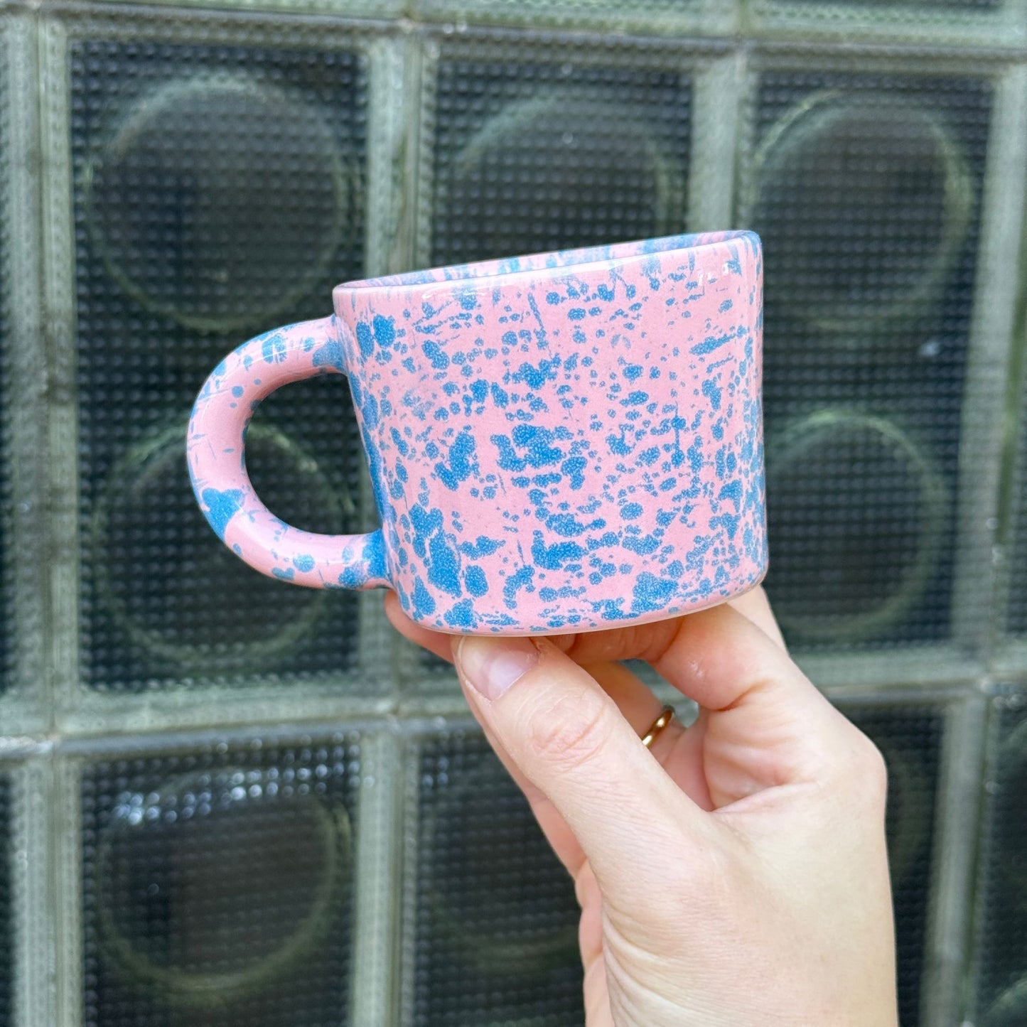 Nakrapiany kubek - różowo-niebieski