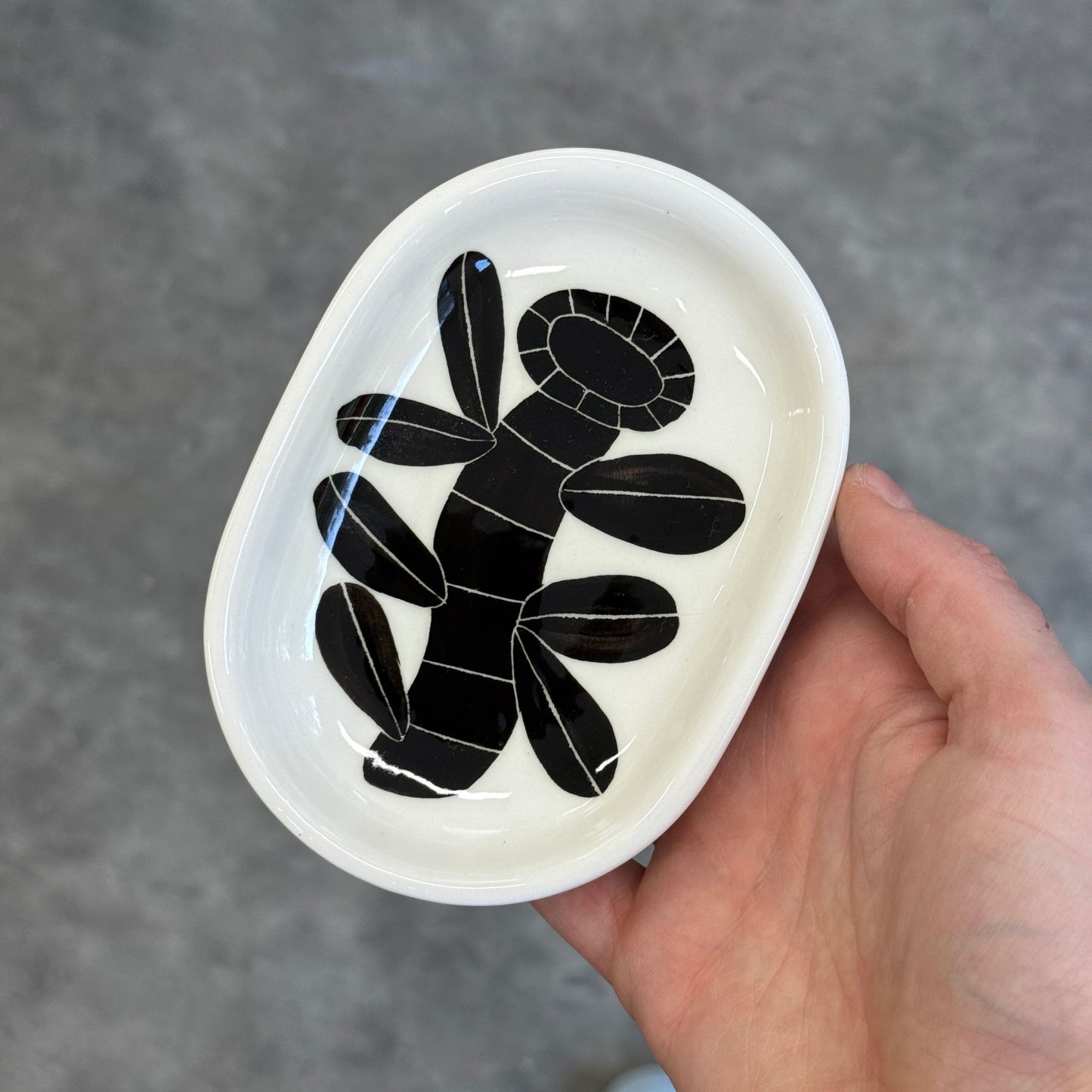 Mydelniczka z czarnym kwiatem - wersja bez dziurek