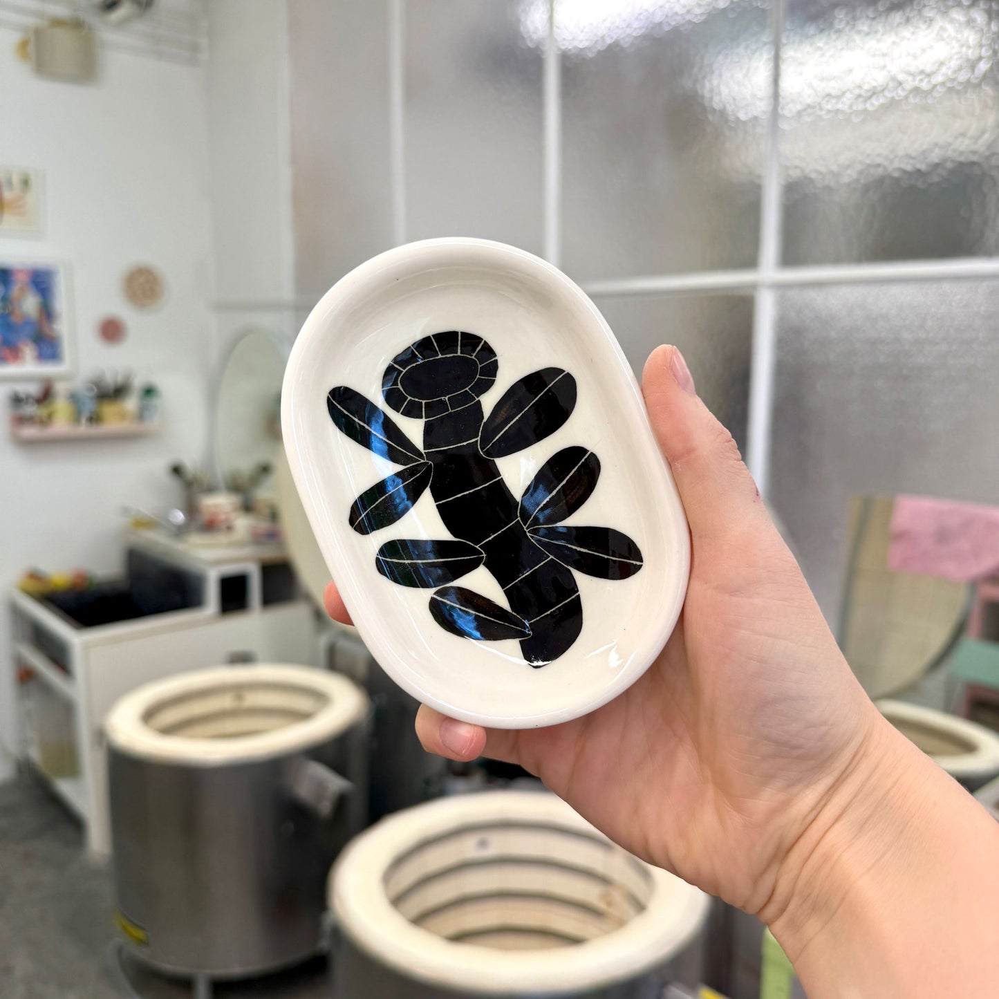 Mydelniczka z czarnym kwiatem - wersja bez dziurek