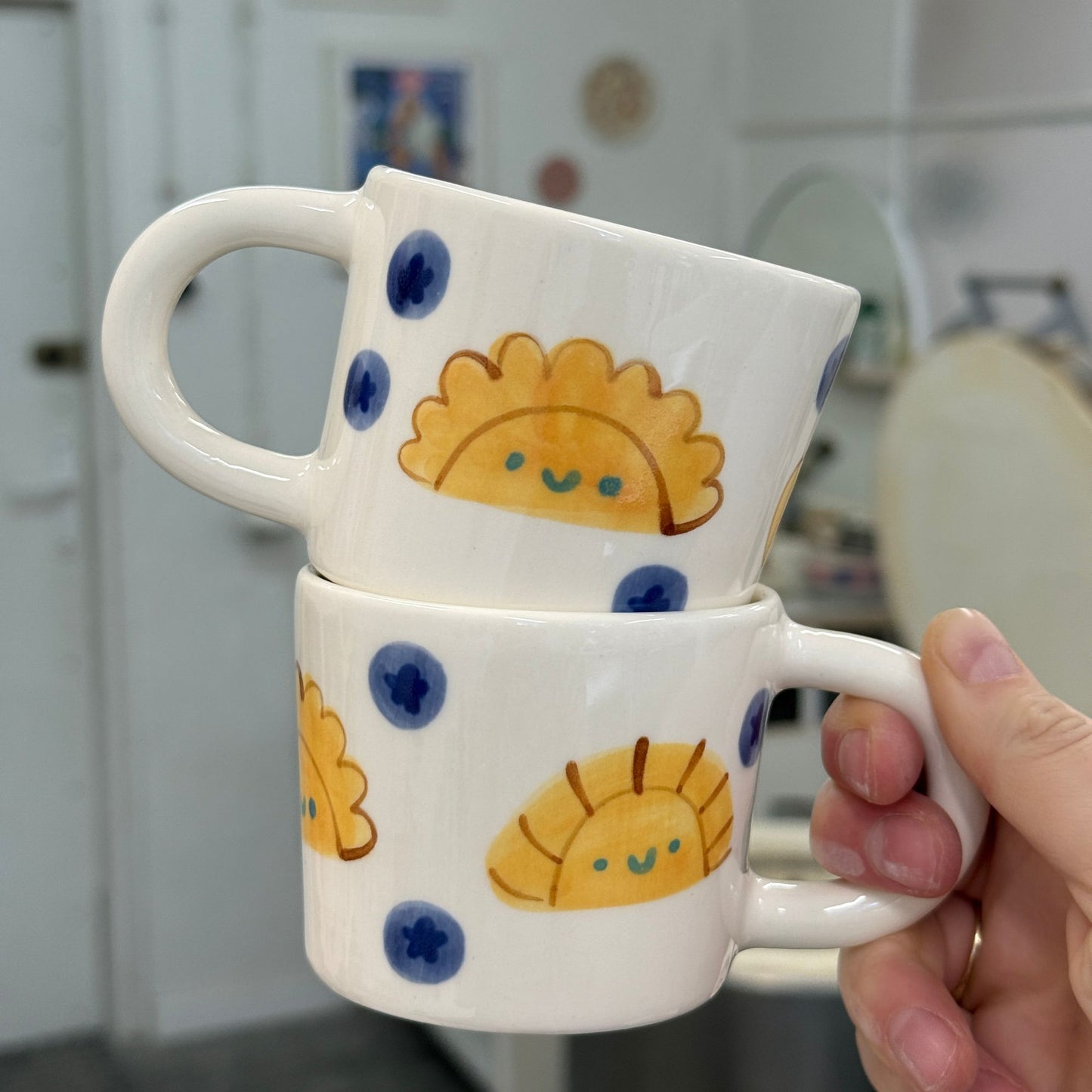 Kubek w pierogi z jagodami