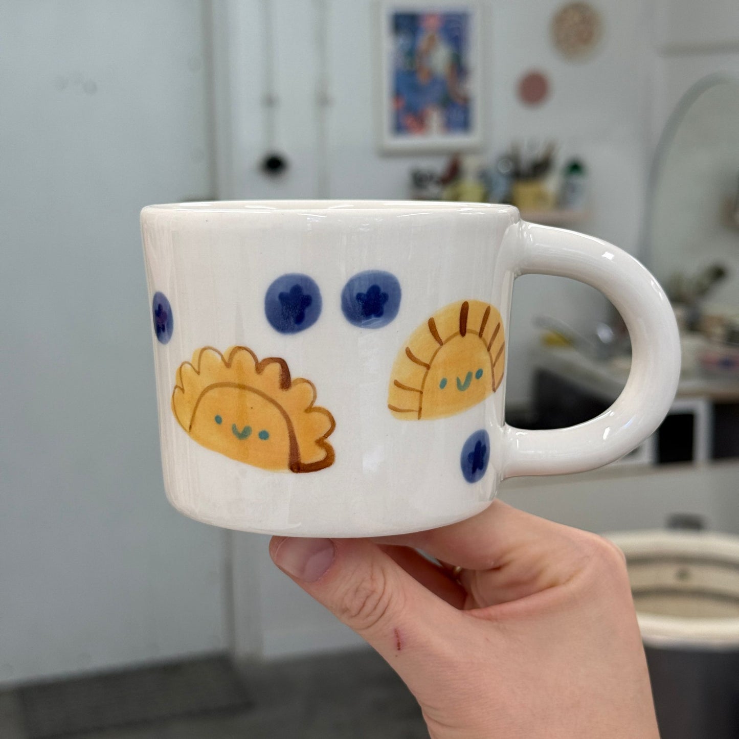 Kubek w pierogi z jagodami