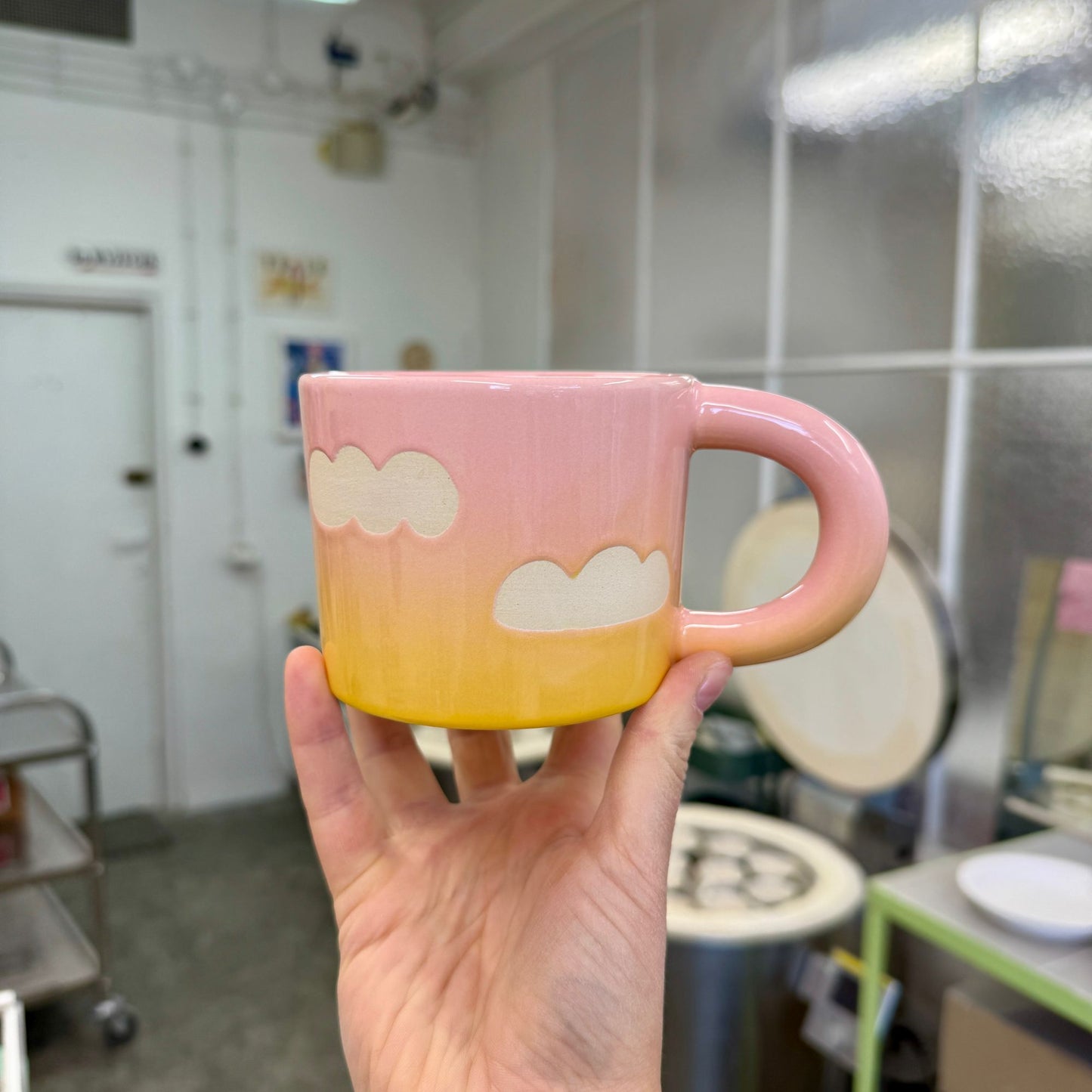 Kubek w chmury - różowo-żółty