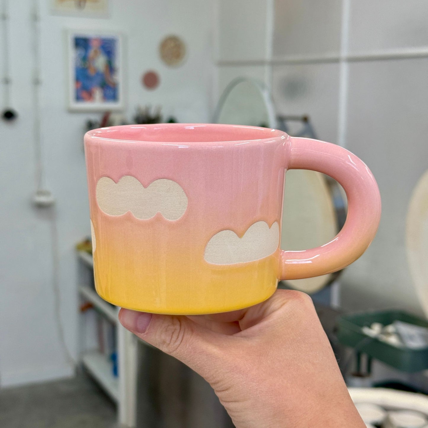 Kubek w chmury - różowo-żółty