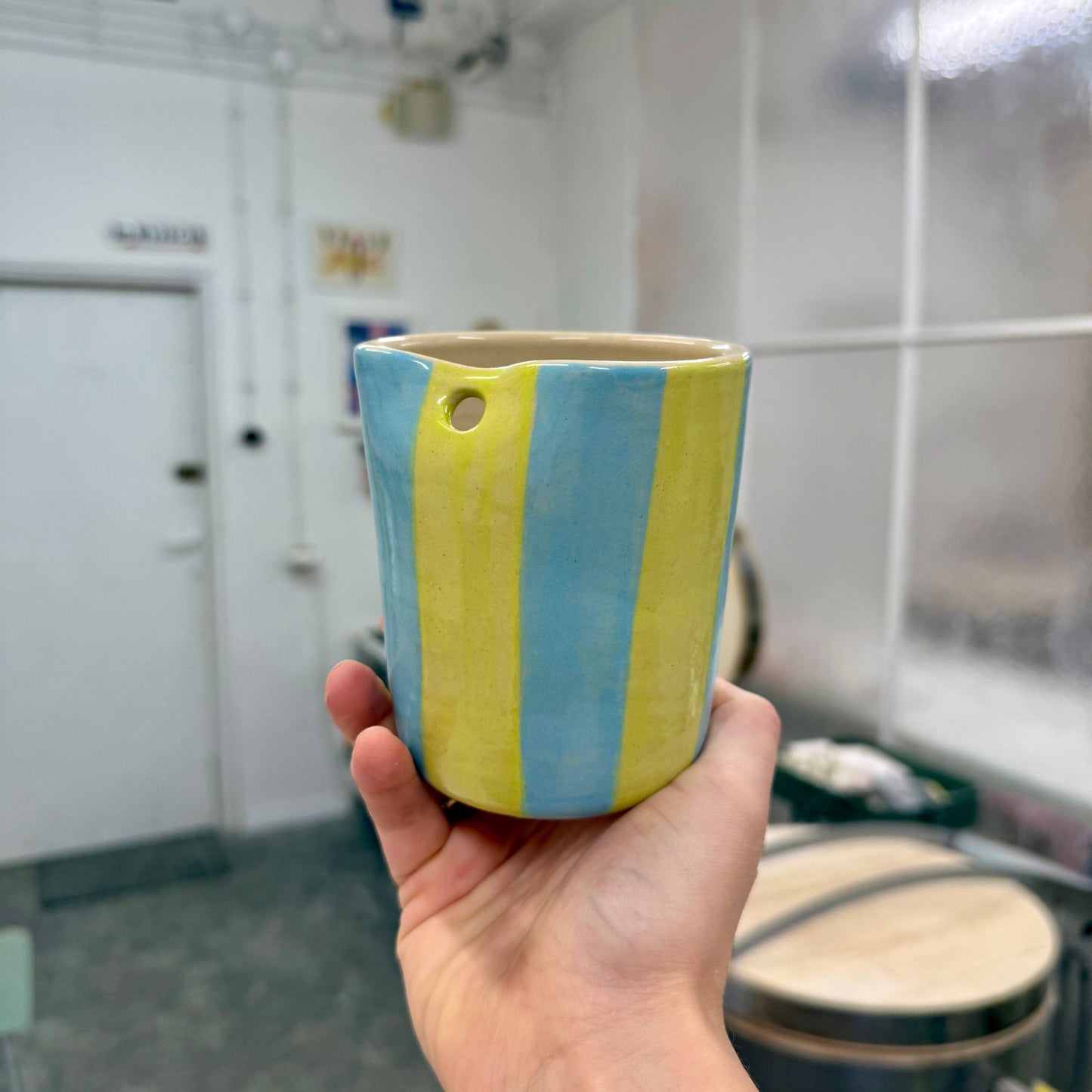 Kubek na słomkę w zielono-błękitne paski