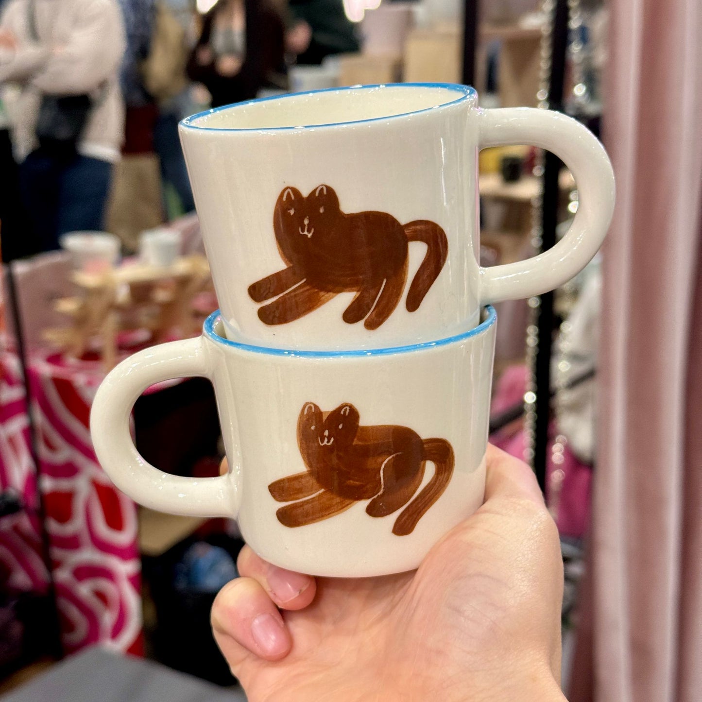 Kubek z parą brązowych kotków