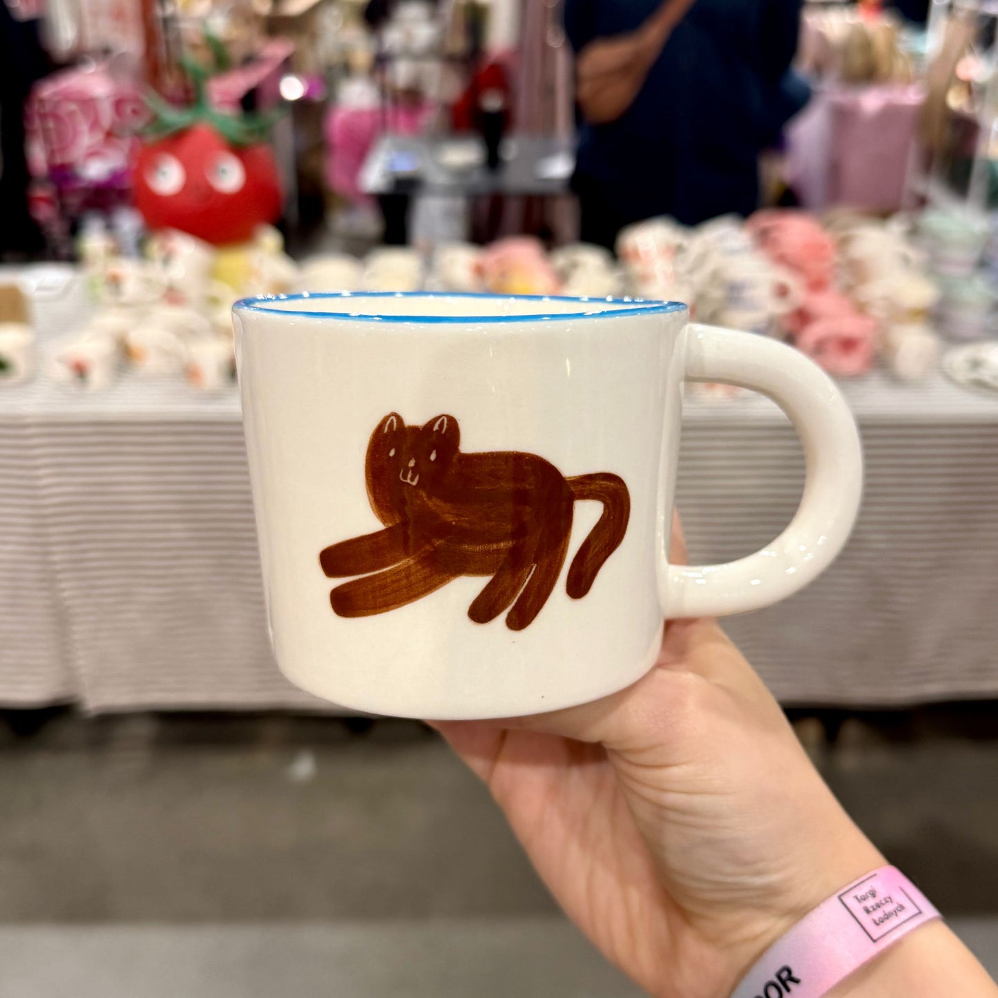 Kubek z parą brązowych kotków