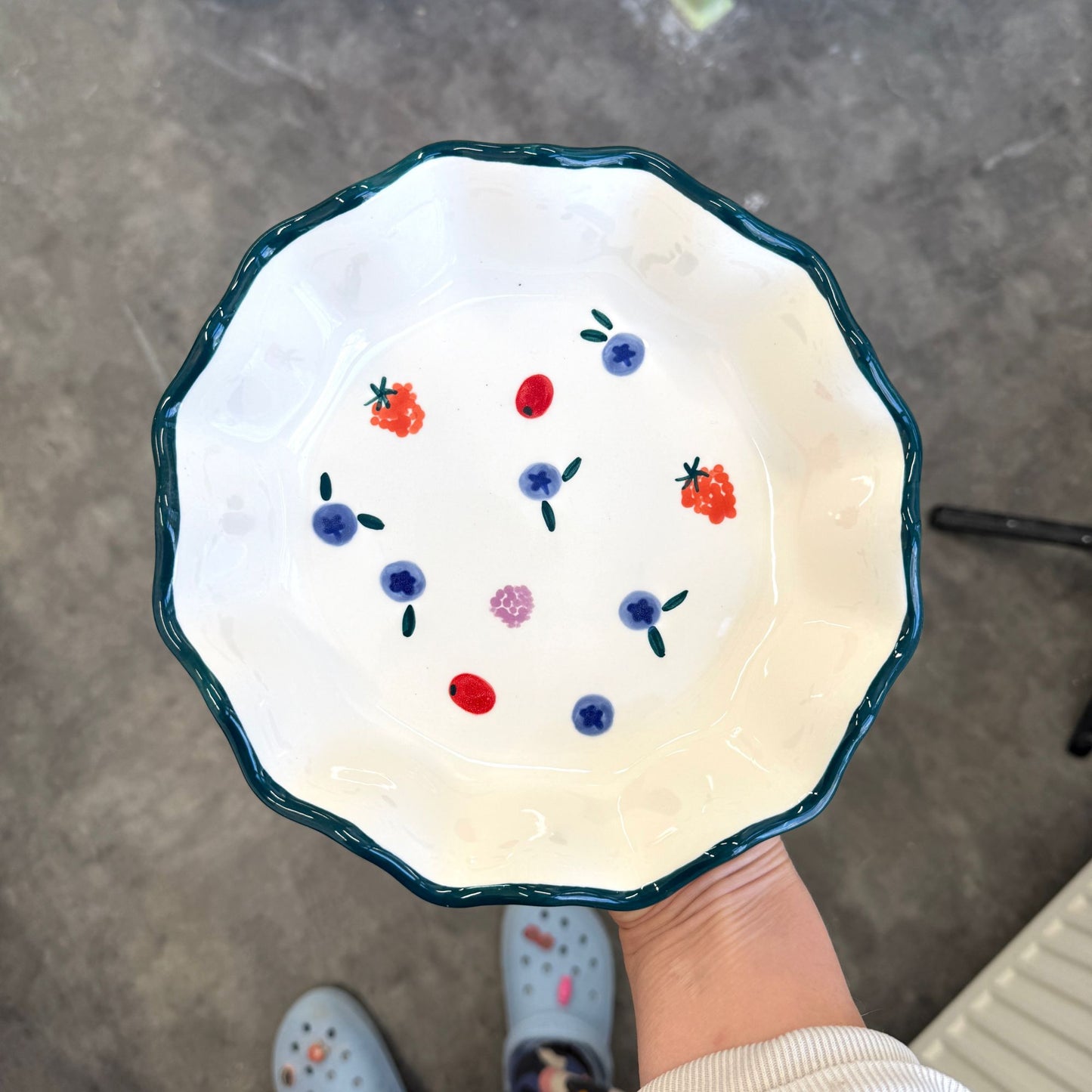 Głęboki talerz kwiatek w owoce leśne