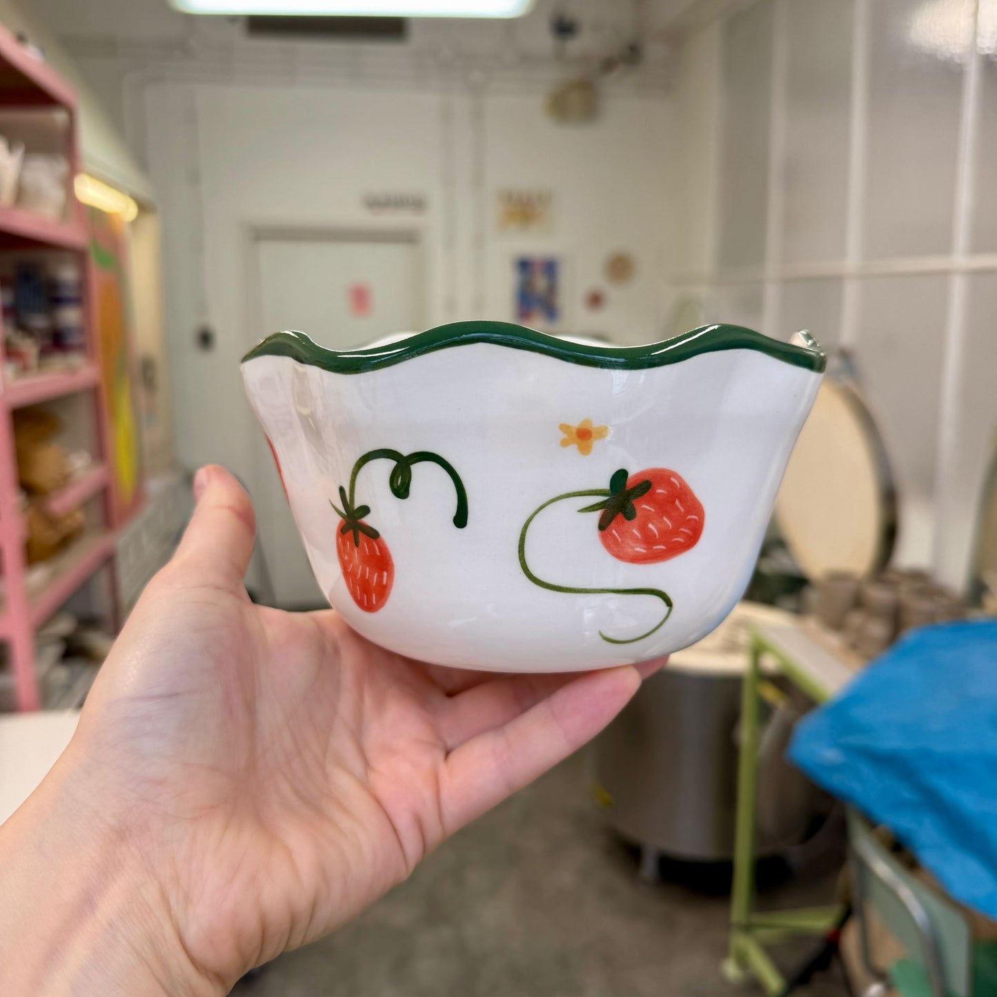 Miska-kwiatek z truskawkami