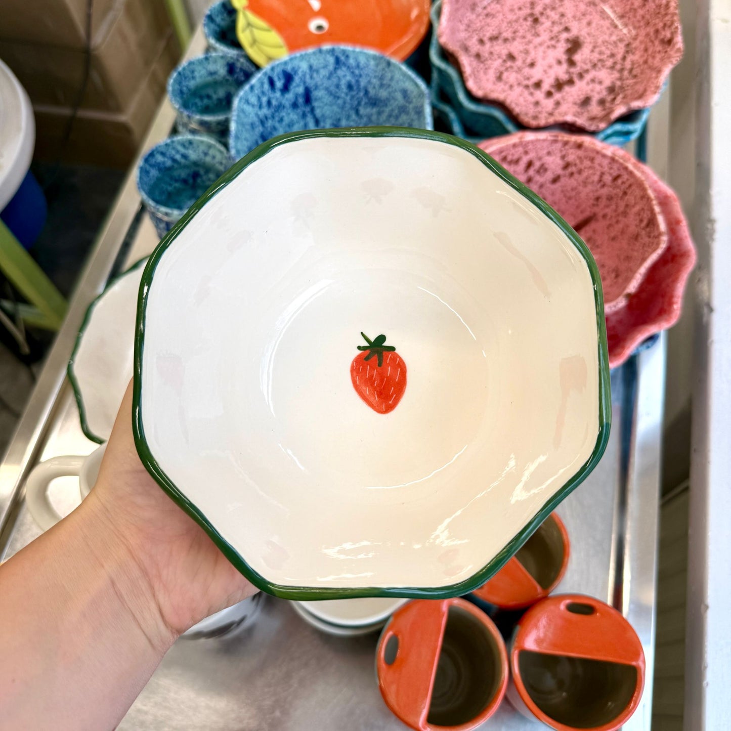 Miska-kwiatek z truskawkami