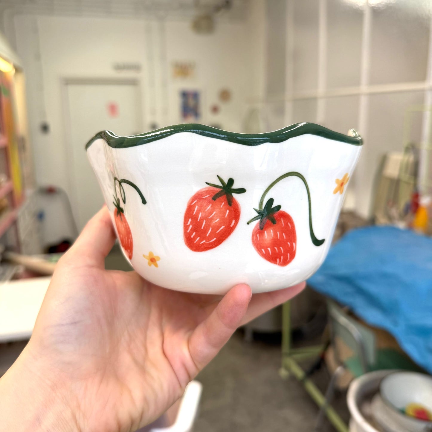 Miska-kwiatek z truskawkami