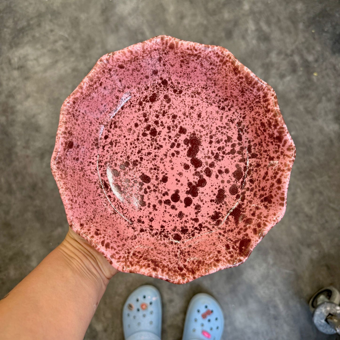 Głęboki talerz kwiatek - różowy w brązowe ciapki