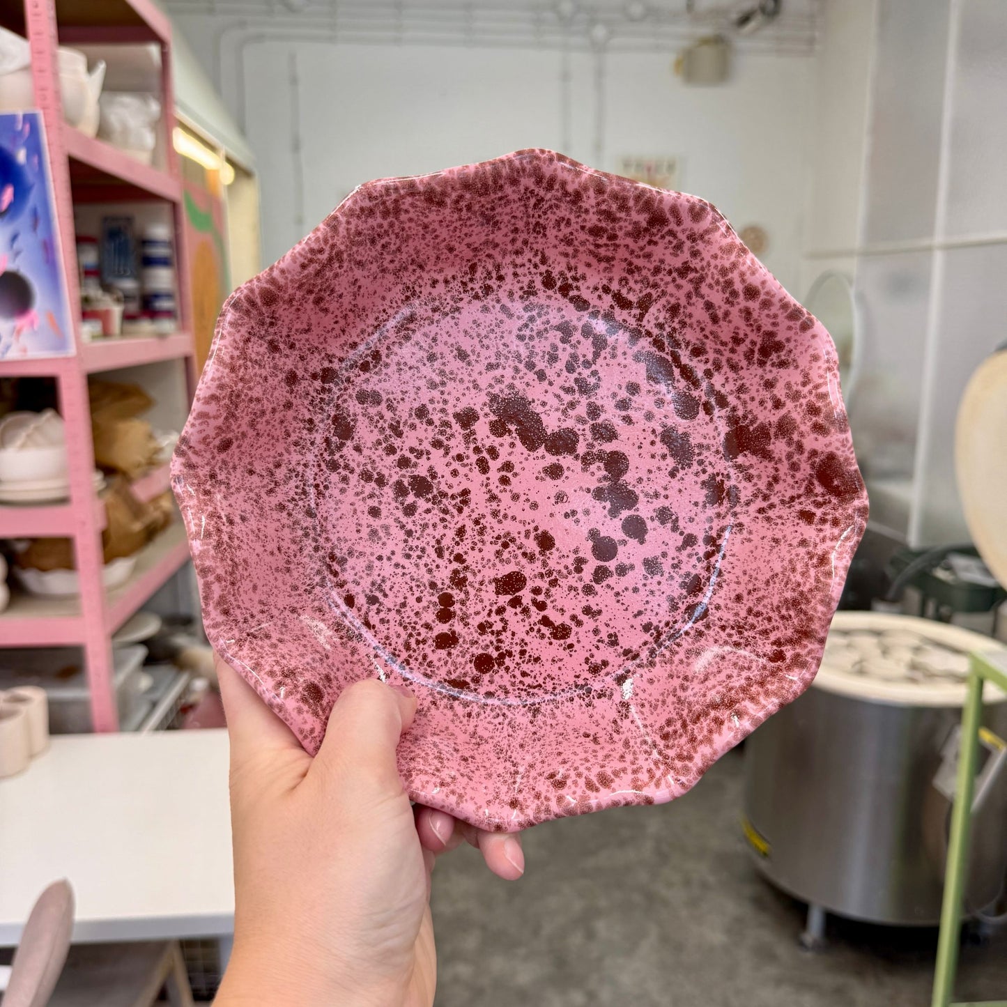 Głęboki talerz kwiatek - różowy w brązowe ciapki