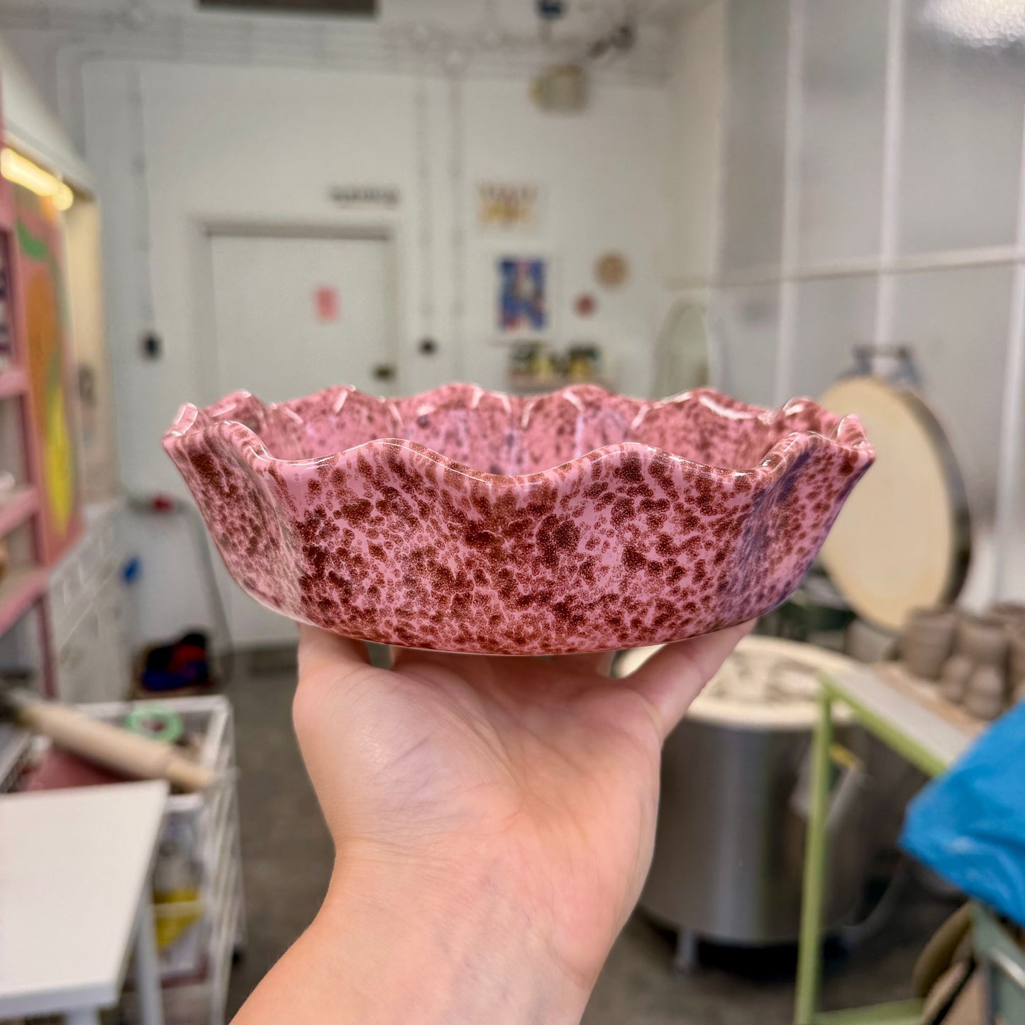 Głęboki talerz kwiatek - różowy w brązowe ciapki