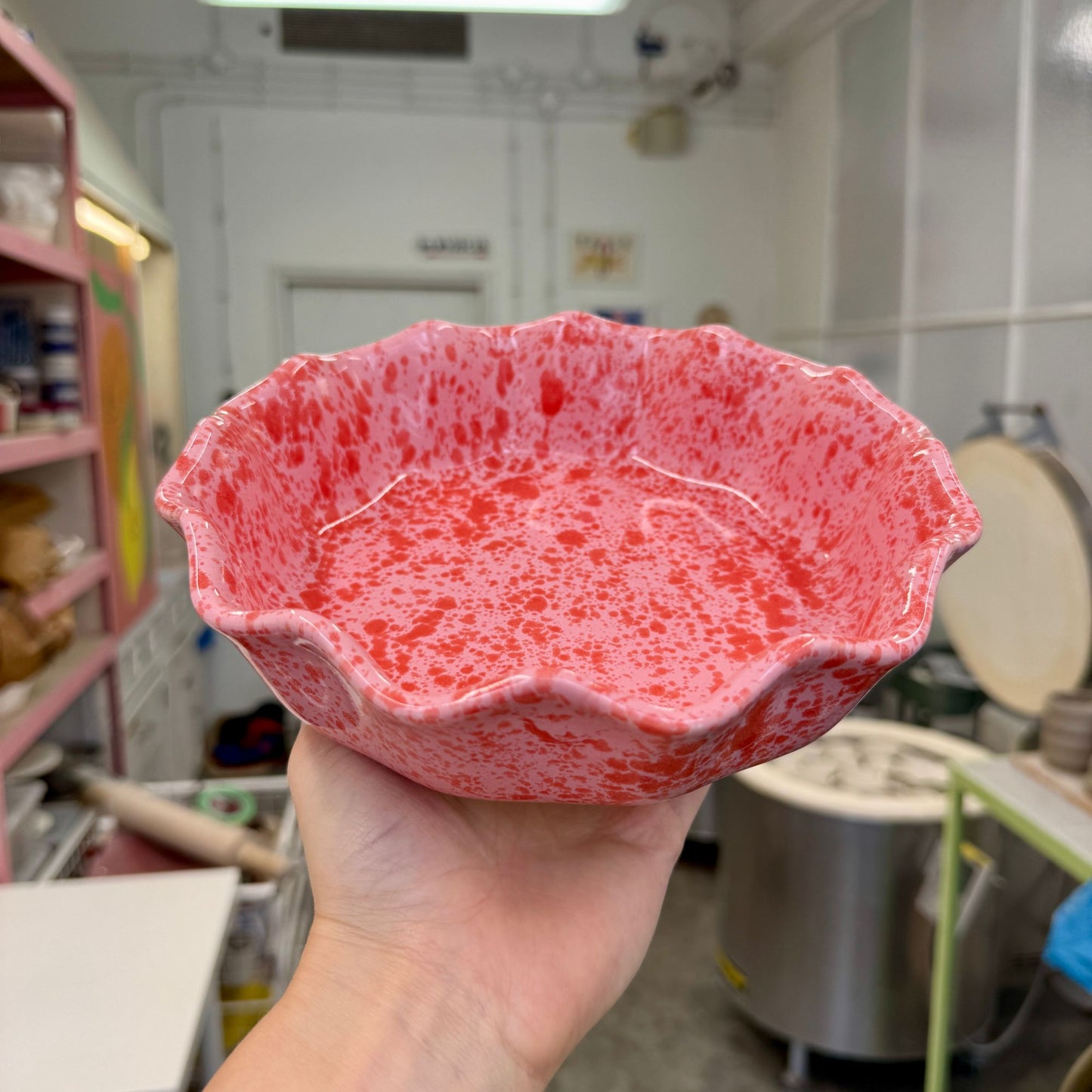 Głęboki talerz kwiatek - różowy w czerwone ciapki