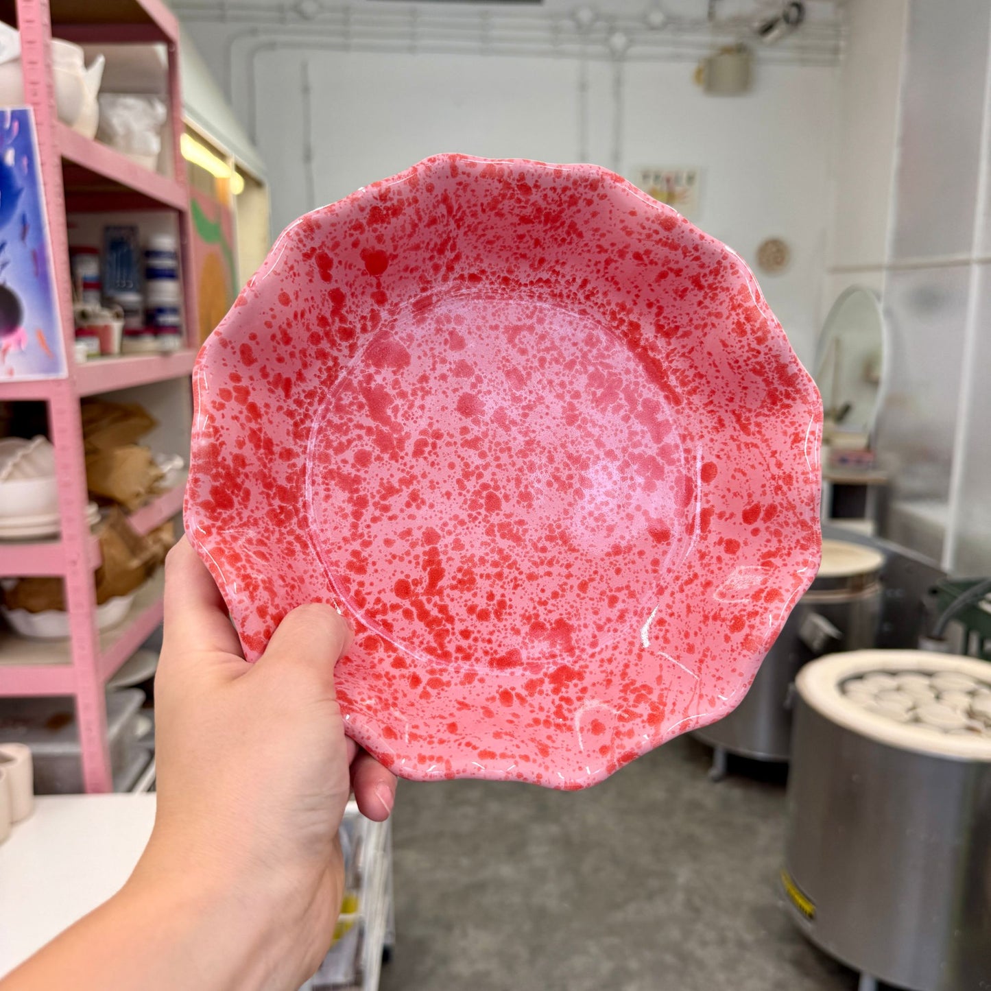 Głęboki talerz kwiatek - różowy w czerwone ciapki