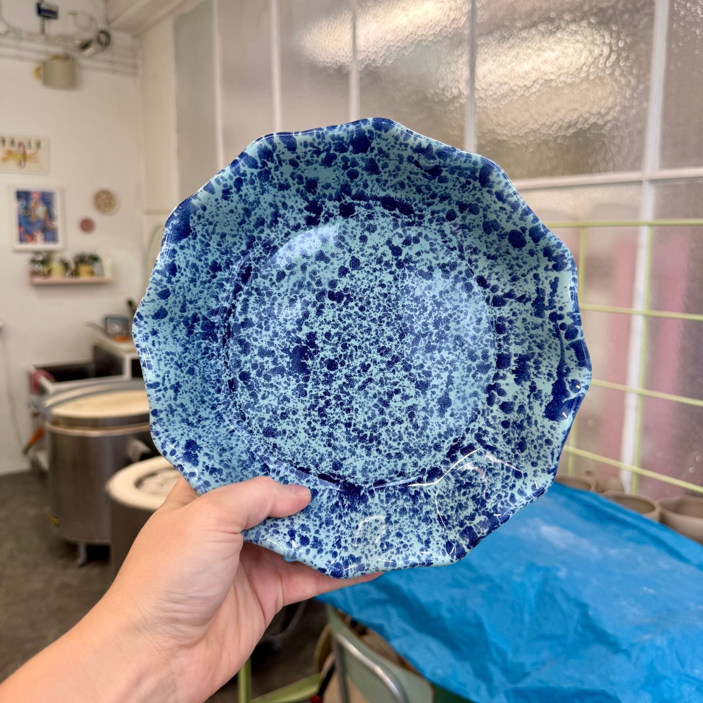 Głęboki talerz kwiatek - miętowy w kobaltowe ciapki