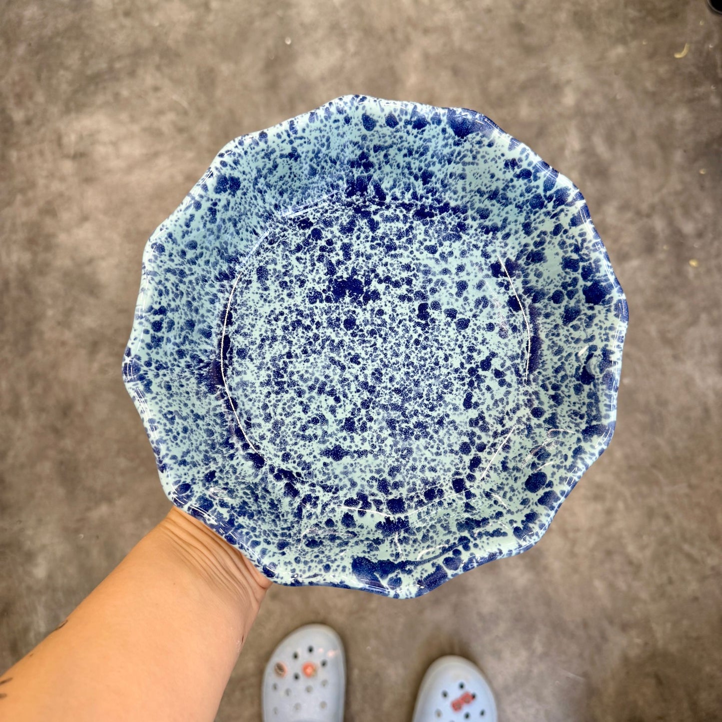 Głęboki talerz kwiatek - miętowy w kobaltowe ciapki