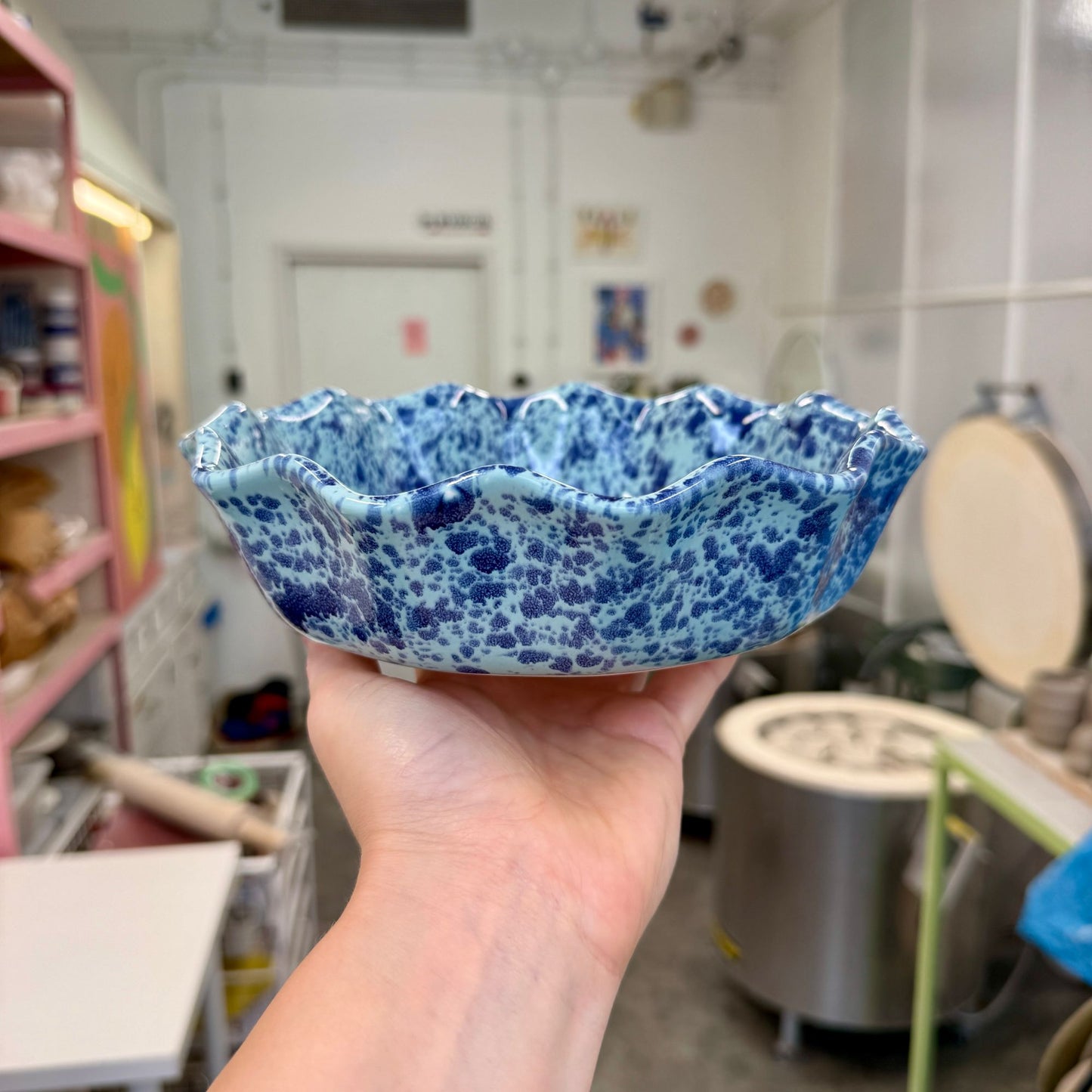 Głęboki talerz kwiatek - miętowy w kobaltowe ciapki