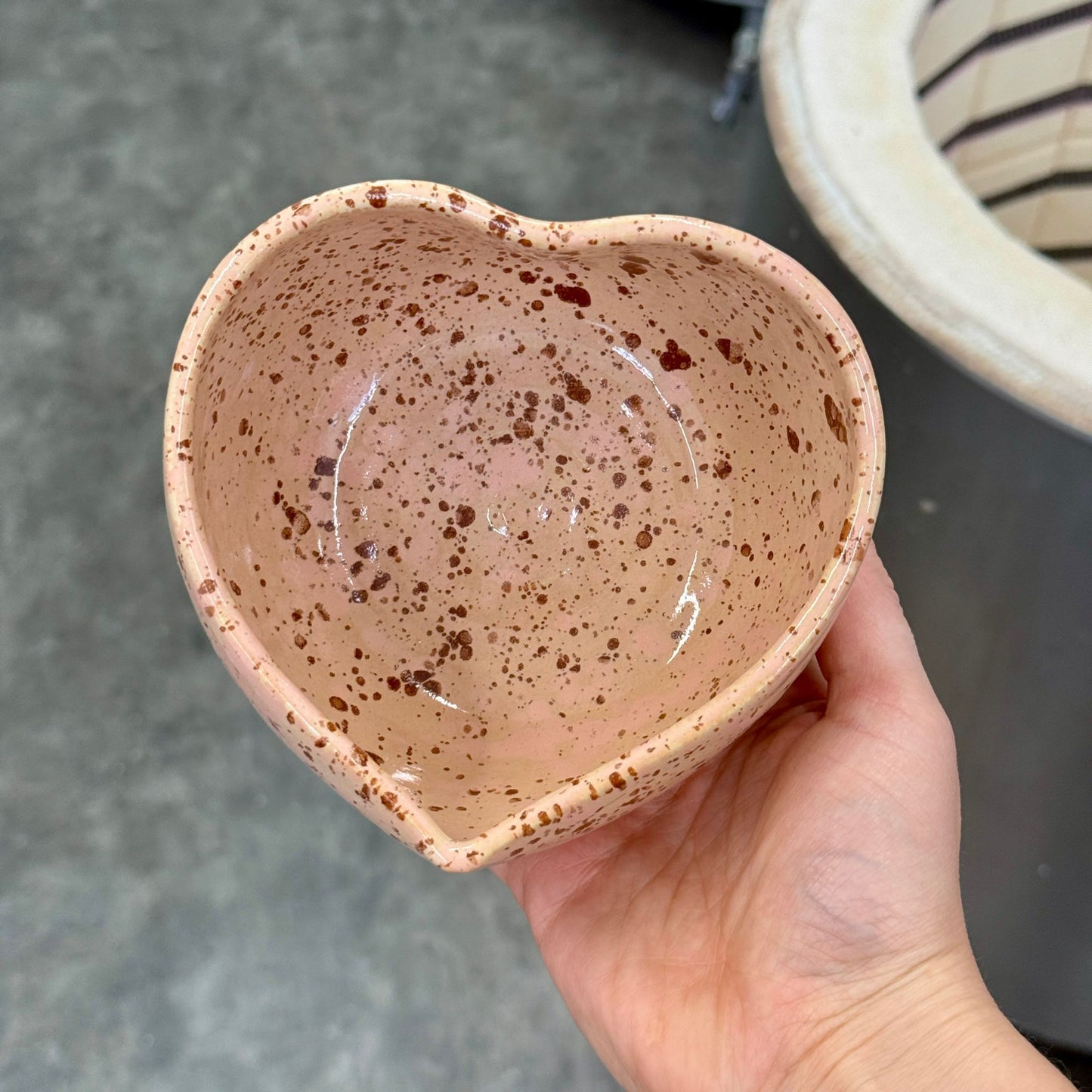 Zestaw do matchy (miska i trzymadełko) - beżowo-brązowe serce