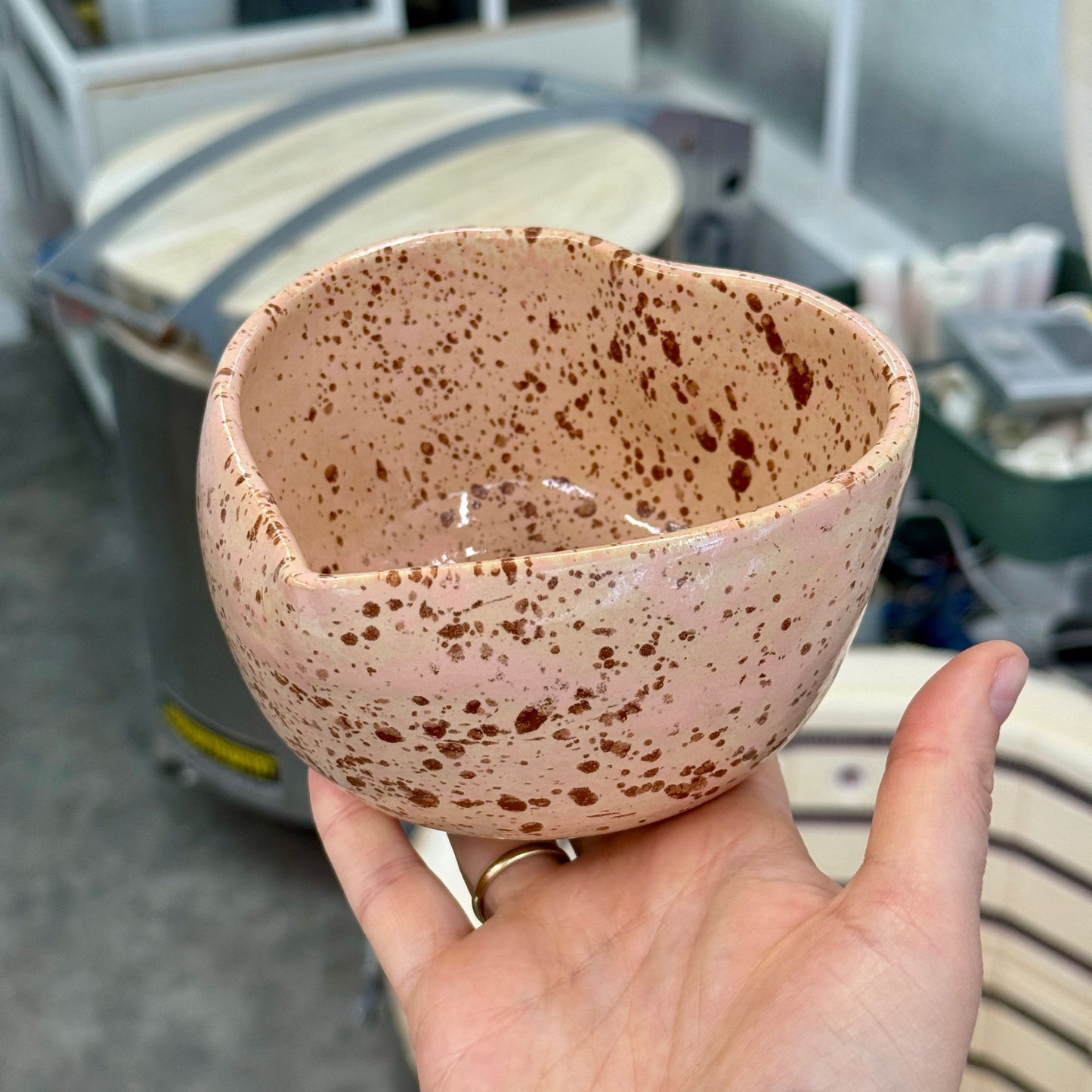 Zestaw do matchy (miska i trzymadełko) - beżowo-brązowe serce