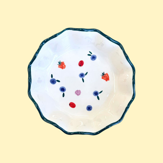 Głęboki talerz kwiatek w owoce leśne