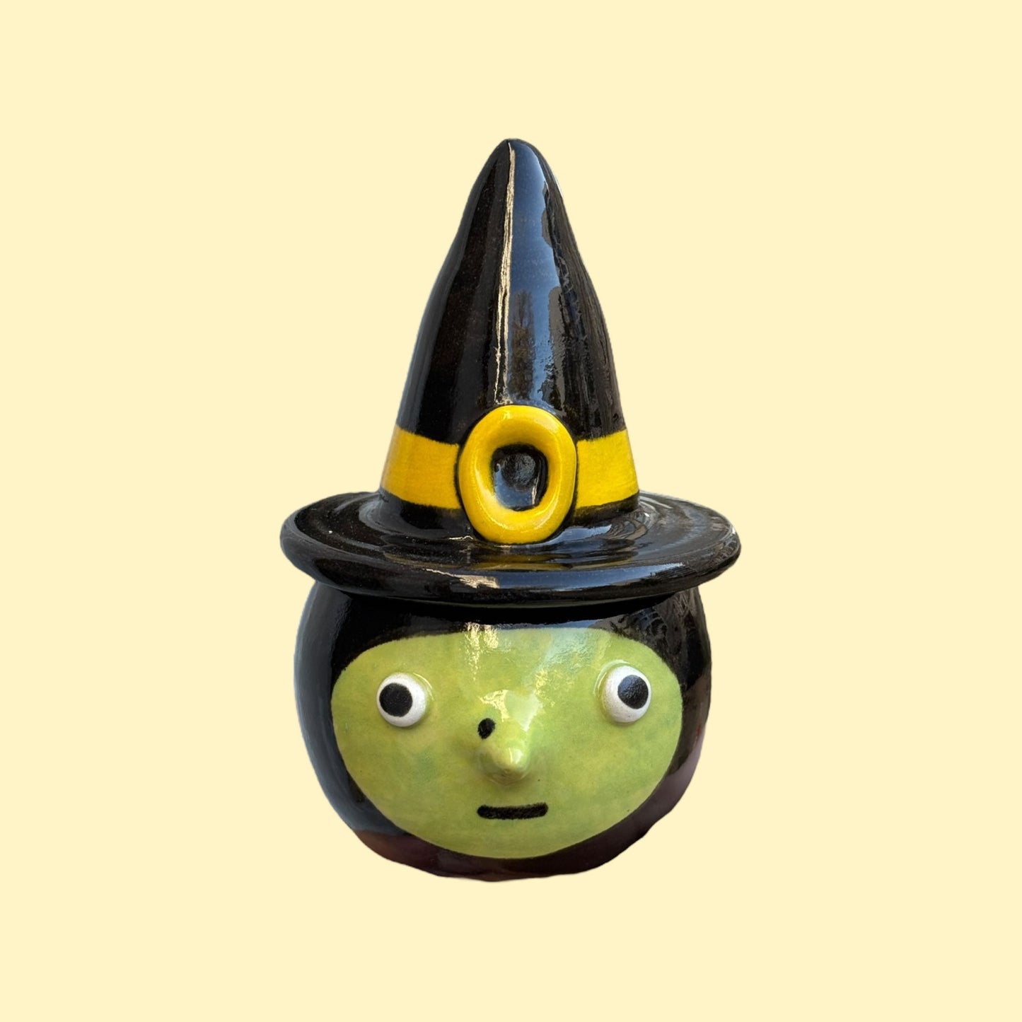 Pudełko - czarownica w czarnym kapeluszu