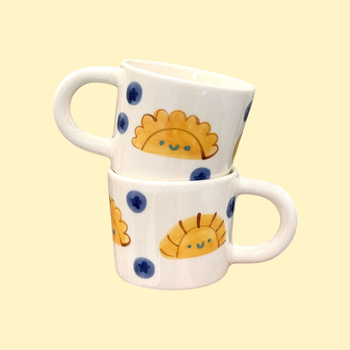 Kubek w pierogi z jagodami